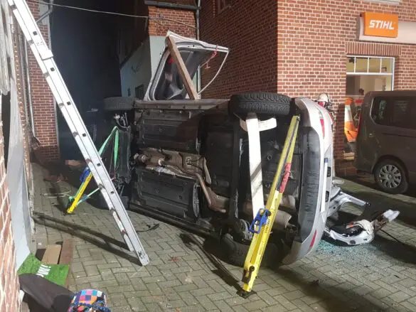 PKW kippt in Hofeinfahrt in Bad Iburg