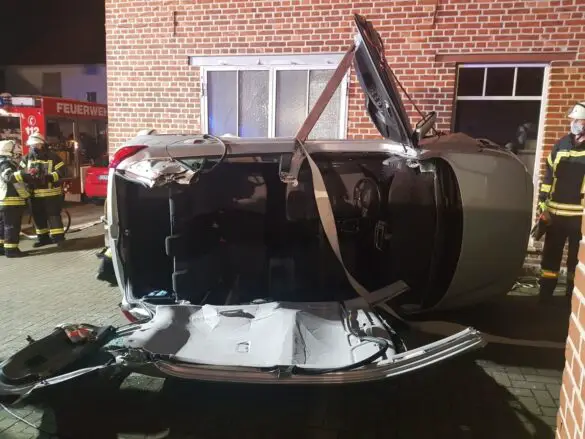 PKW kippt in Hofeinfahrt in Bad Iburg