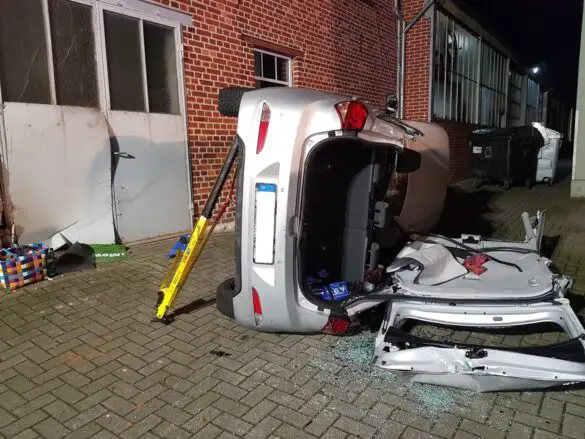 PKW kippt in Hofeinfahrt in Bad Iburg