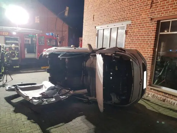 PKW kippt in Hofeinfahrt in Bad Iburg