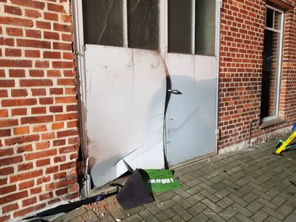 PKW kippt in Hofeinfahrt in Bad Iburg