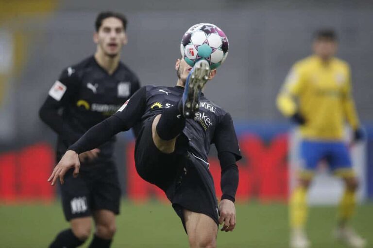 Bashkim Ajdini am Ball, Foto: imago images / Joachim Sielski