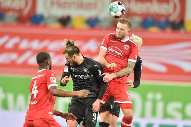 Christian Santos im Zweikampf gegen Andre Hoffmann (Fortuna Düsseldorf), Foto: imago images / osnapix