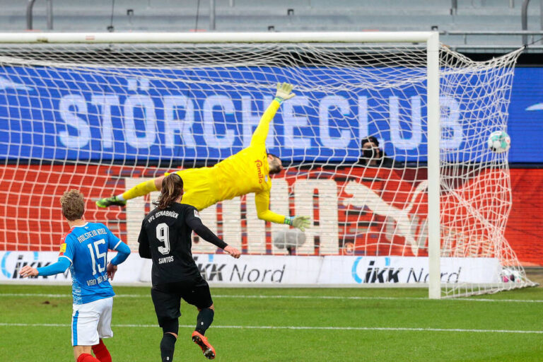 Sebastian Kerk schießt das 2:0 für den VfL, Foto: imago images / Jan Huebner