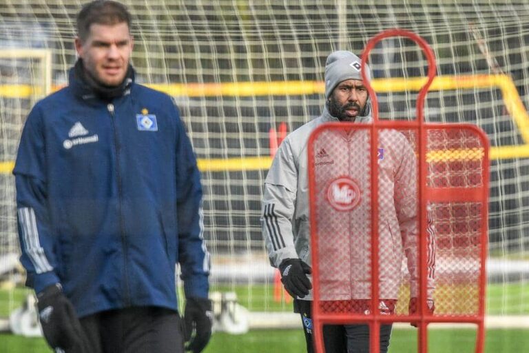 Simon Terodde mit Trainer Daniel Thioune, Trainingsgelände Volksparkstadion; imago images / Oliver Ruhnke