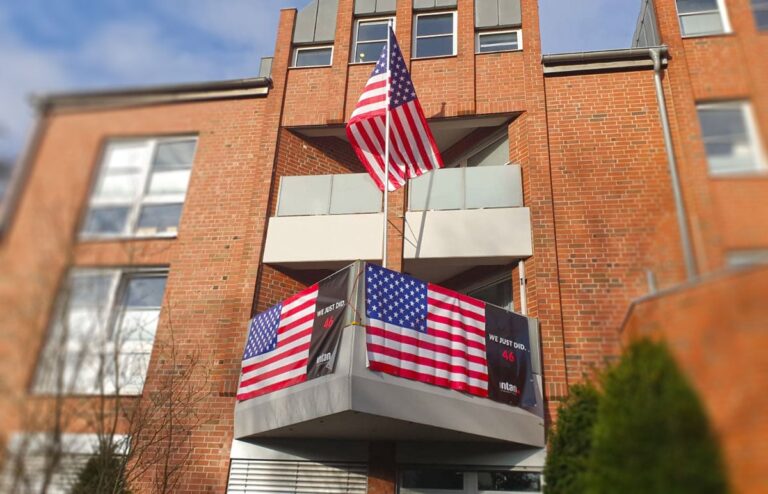 US-Flagge vor der Firma intan, Foto: intan