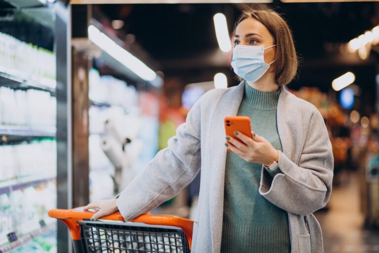 Frau mit Maske im Supermarkt.