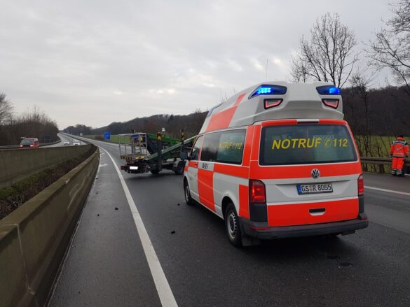 Transporter mit Hubsteiger verunfallt auf der Autobahn A30 bei Osnabrück