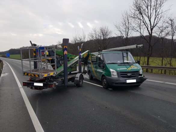 Transporter mit Hubsteiger verunfallt auf der Autobahn A30 bei Osnabrück
