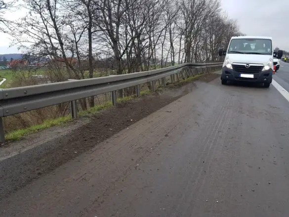 Transporter mit Hubsteiger verunfallt auf der Autobahn A30 bei Osnabrück