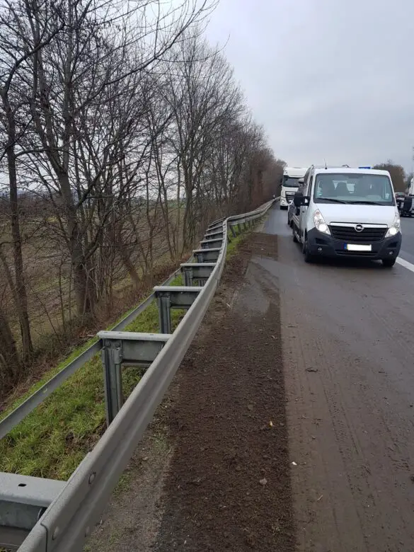 Transporter mit Hubsteiger verunfallt auf der Autobahn A30 bei Osnabrück