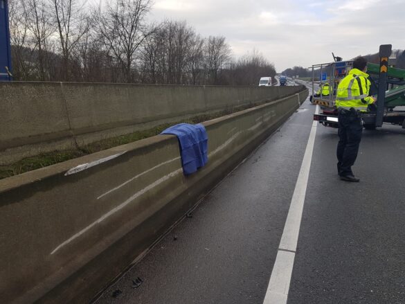 Transporter mit Hubsteiger verunfallt auf der Autobahn A30 bei Osnabrück