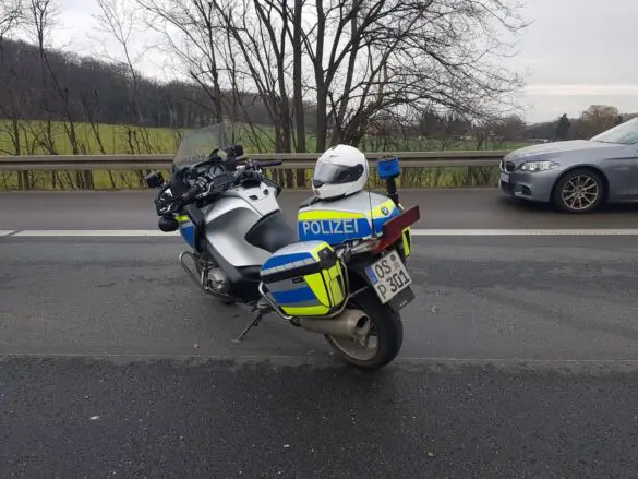 Transporter mit Hubsteiger verunfallt auf der Autobahn A30 bei Osnabrück