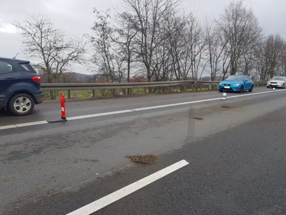 Transporter mit Hubsteiger verunfallt auf der Autobahn A30 bei Osnabrück