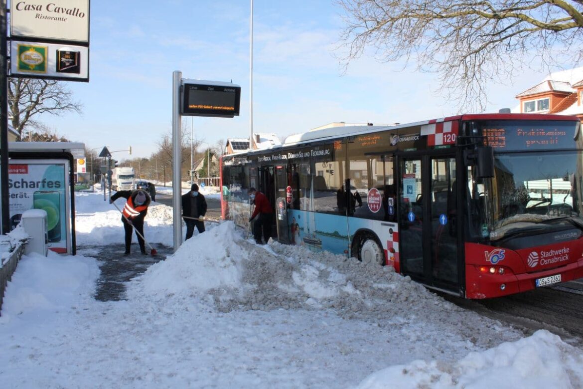 Schneeschippen an einer Bushaltestelle in Osnabrück