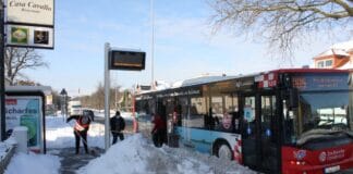 Schneeschippen an einer Bushaltestelle in Osnabrück