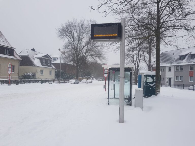 Bushaltestelle im Schnee in Osnabrück (Gesamtstadt)