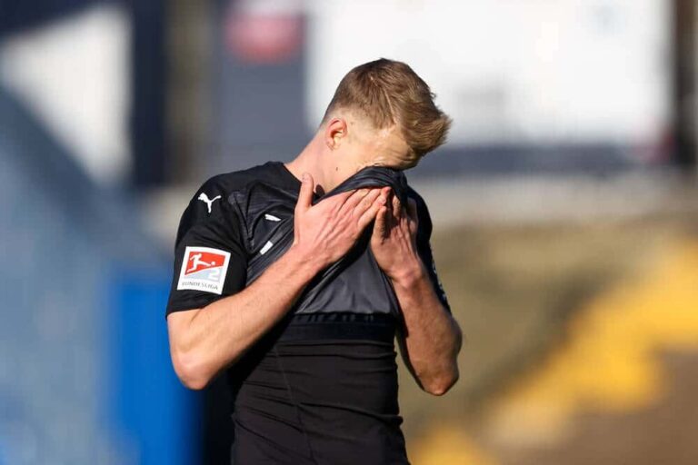 Lukas Gugganig kann es nicht fassen, Foto: IMAGO / HMB-Media