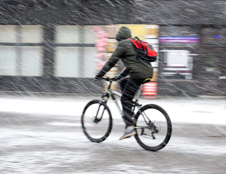 Symbolfoto: Fahrradfahrer im Schnee. in Osnabrück (Gesamtstadt)