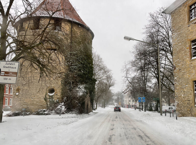 Geräumt, aber in Kreuzungsbereichen teils spiegelglatt, der Wall am 7. Februar 2021 gegen 12 Uhr Mittag