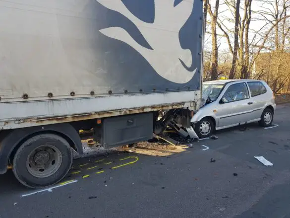 PKW prallt gegen LKW in Osnabrück-Dodesheide [Update]
