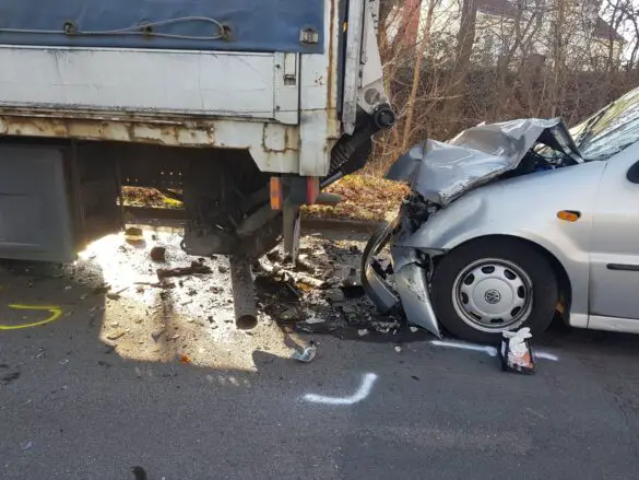 PKW prallt gegen LKW in Osnabrück-Dodesheide [Update]