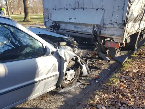 PKW prallt gegen LKW in Osnabrück-Dodesheide [Update]