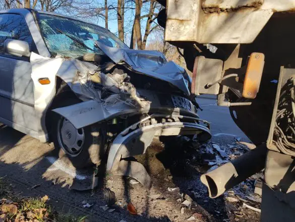 PKW prallt gegen LKW in Osnabrück-Dodesheide [Update]