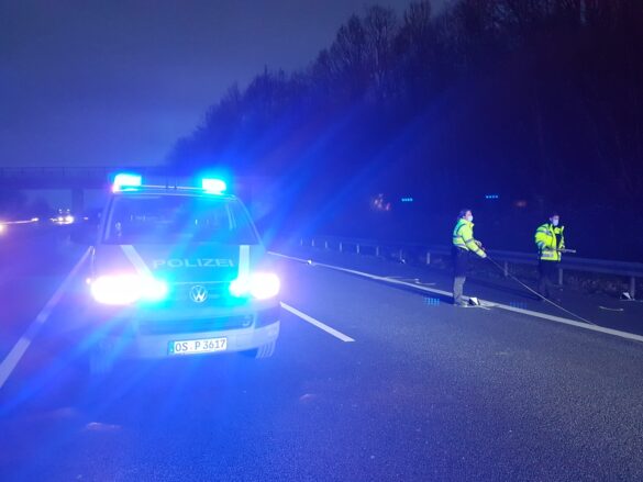 2021-03-07_Person-faellt-aus-Auto-Van-BAB30-Osnabrueck-Hellern-002 Person fällt auf der Autobahn A30 aus Kleinbus