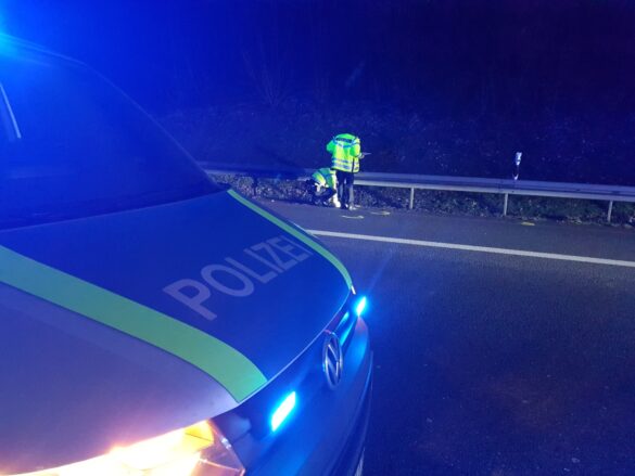 2021-03-07_Person-faellt-aus-Auto-Van-BAB30-Osnabrueck-Hellern-003 Person fällt auf der Autobahn A30 aus Kleinbus