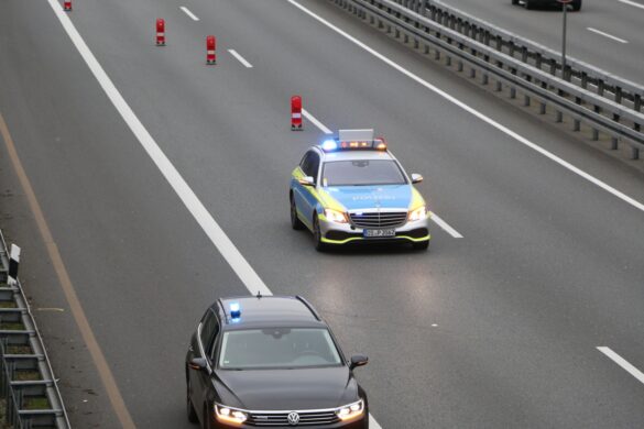 2021-03-07_Person-faellt-aus-Auto-Van-BAB30-Osnabrueck-Hellern-004 Person fällt auf der Autobahn A30 aus Kleinbus