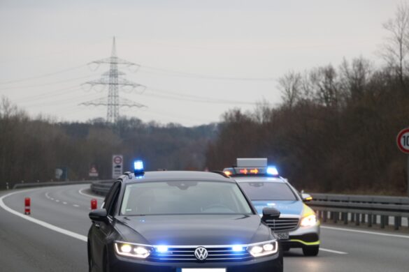 2021-03-07_Person-faellt-aus-Auto-Van-BAB30-Osnabrueck-Hellern-005 Person fällt auf der Autobahn A30 aus Kleinbus