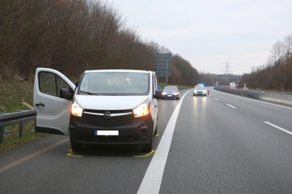 2021-03-07_Person-faellt-aus-Auto-Van-BAB30-Osnabrueck-Hellern-006 Person fällt auf der Autobahn A30 aus Kleinbus