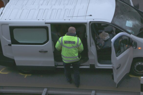 2021-03-07_Person-faellt-aus-Auto-Van-BAB30-Osnabrueck-Hellern-009_hk Person fällt auf der Autobahn A30 aus Kleinbus