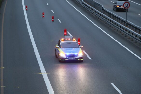 2021-03-07_Person-faellt-aus-Auto-Van-BAB30-Osnabrueck-Hellern-010 Person fällt auf der Autobahn A30 aus Kleinbus