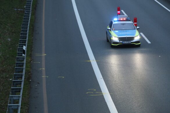 2021-03-07_Person-faellt-aus-Auto-Van-BAB30-Osnabrueck-Hellern-011 Person fällt auf der Autobahn A30 aus Kleinbus