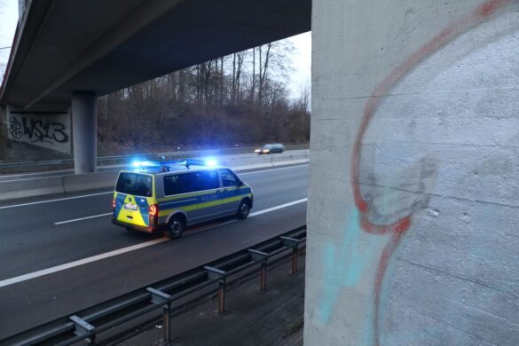 2021-03-07_Person-faellt-aus-Auto-Van-BAB30-Osnabrueck-Hellern-012 Person fällt auf der Autobahn A30 aus Kleinbus