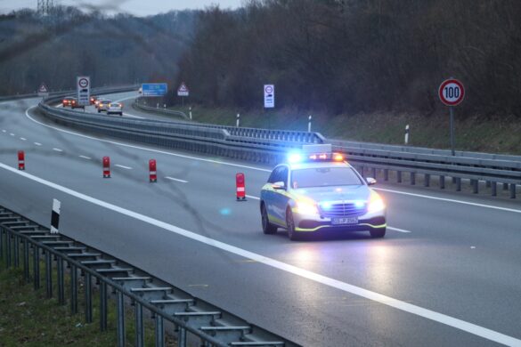 2021-03-07_Person-faellt-aus-Auto-Van-BAB30-Osnabrueck-Hellern-013 Person fällt auf der Autobahn A30 aus Kleinbus