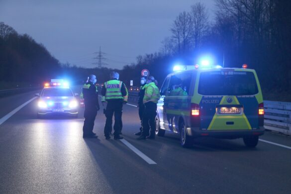 2021-03-07_Person-faellt-aus-Auto-Van-BAB30-Osnabrueck-Hellern-014 Person fällt auf der Autobahn A30 aus Kleinbus
