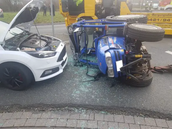 Unfall mit Kleintraktor und zwei PKW in Bad Rothenfelde, Landkreis Osnabrück
