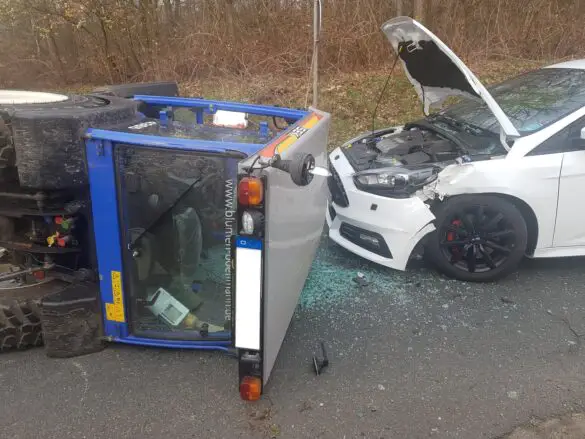 Unfall mit Kleintraktor und zwei PKW in Bad Rothenfelde, Landkreis Osnabrück