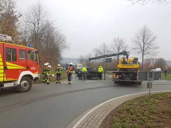 Unfall mit Kleintraktor und zwei PKW in Bad Rothenfelde, Landkreis Osnabrück