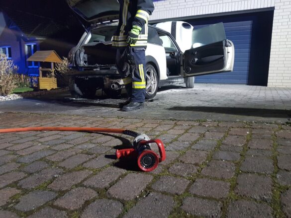 Nachbarn löschen PKW-Brand in Belm bei Osnabrück