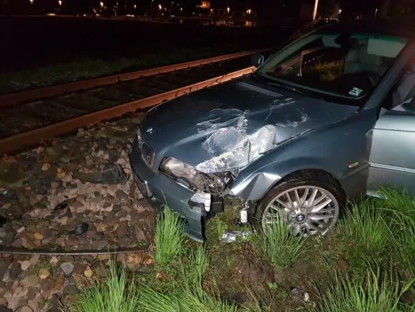 Fahrt unter Alkoholeinfluss: Betrunkener kollidiert mit Straßenlaterne in Bad Essen [Update]