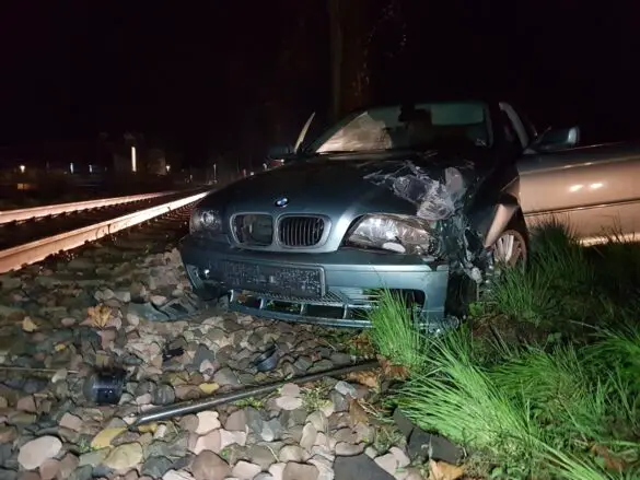 Fahrt unter Alkoholeinfluss: Betrunkener kollidiert mit Straßenlaterne in Bad Essen [Update]