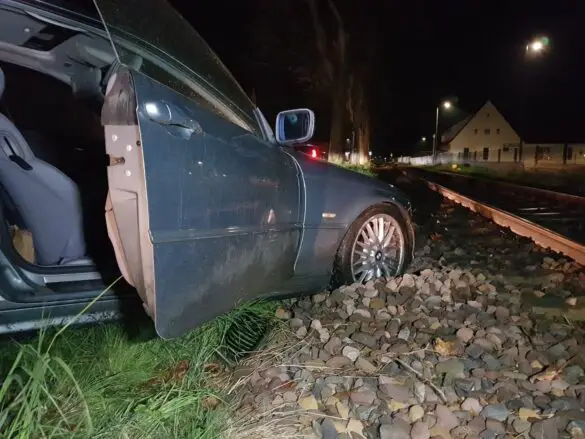 Fahrt unter Alkoholeinfluss: Betrunkener kollidiert mit Straßenlaterne in Bad Essen [Update]