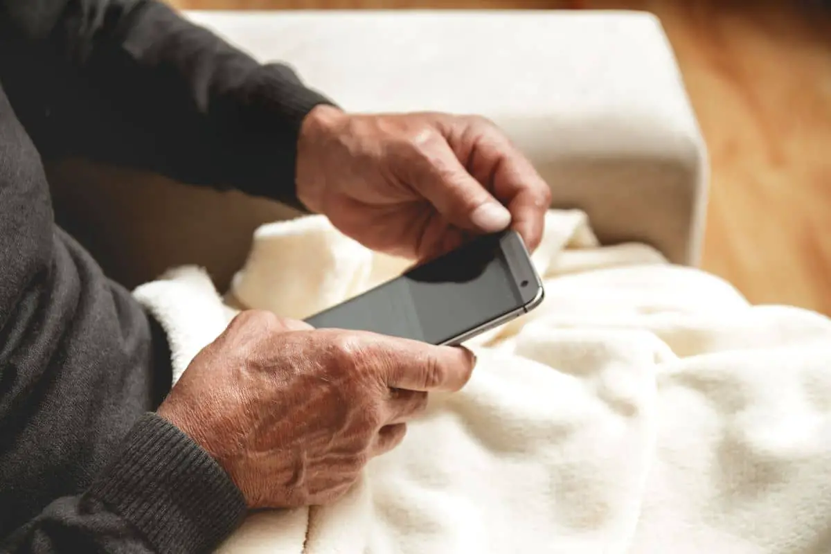 Symbolfoto: Älterer Mann am Telefon.