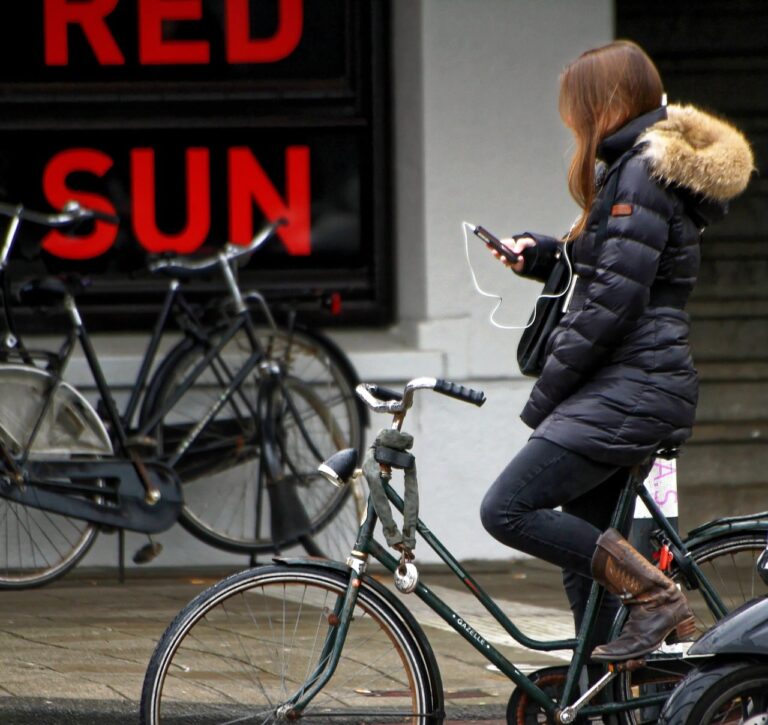 Symbolbild: Fahrradfahrerin mit Handy