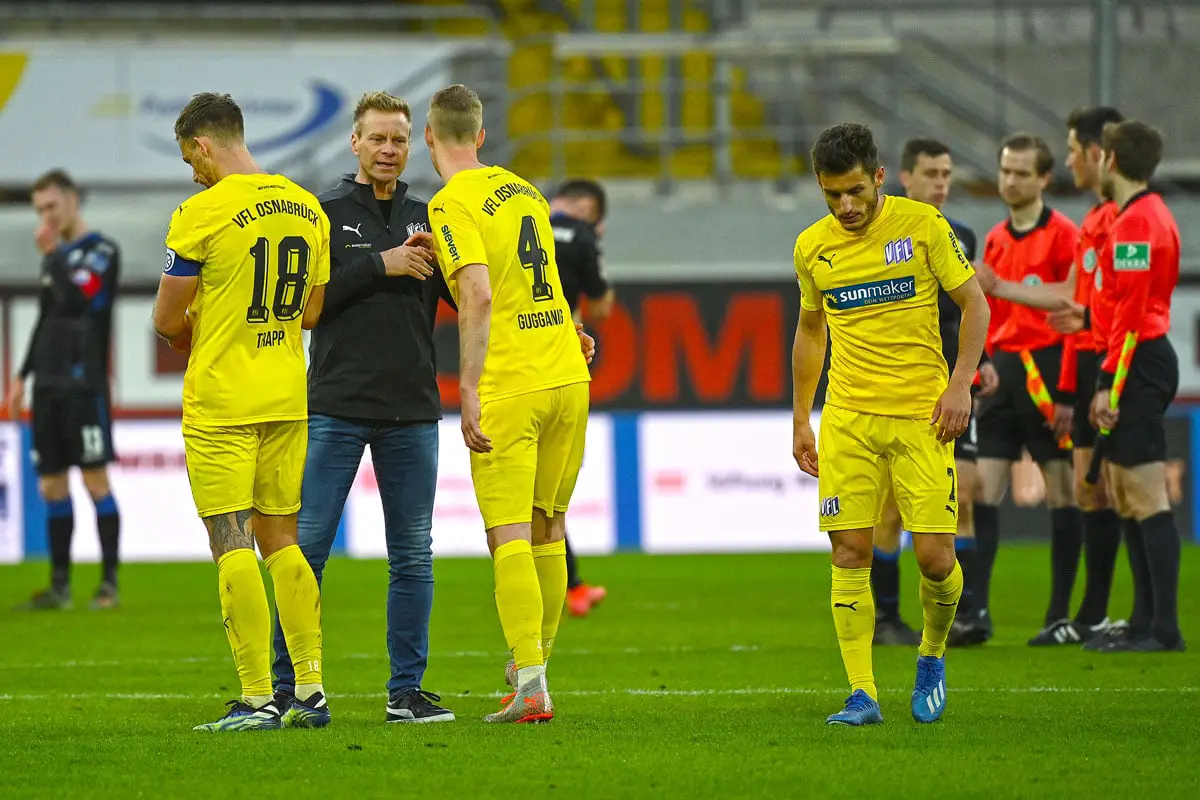 Maurice Trapp , Trainer Markus Feldhoff, Lukas Gugganig und Bashkim Ajdini, Foto: IMAGO / Ulrich Hufnagel
