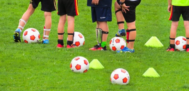 Kinder beim Fußballtraining (Symbolbild)